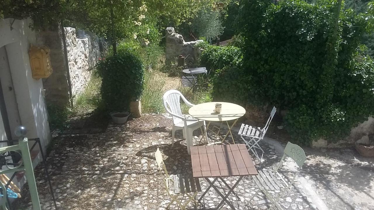 Dans Hameau Provencal *