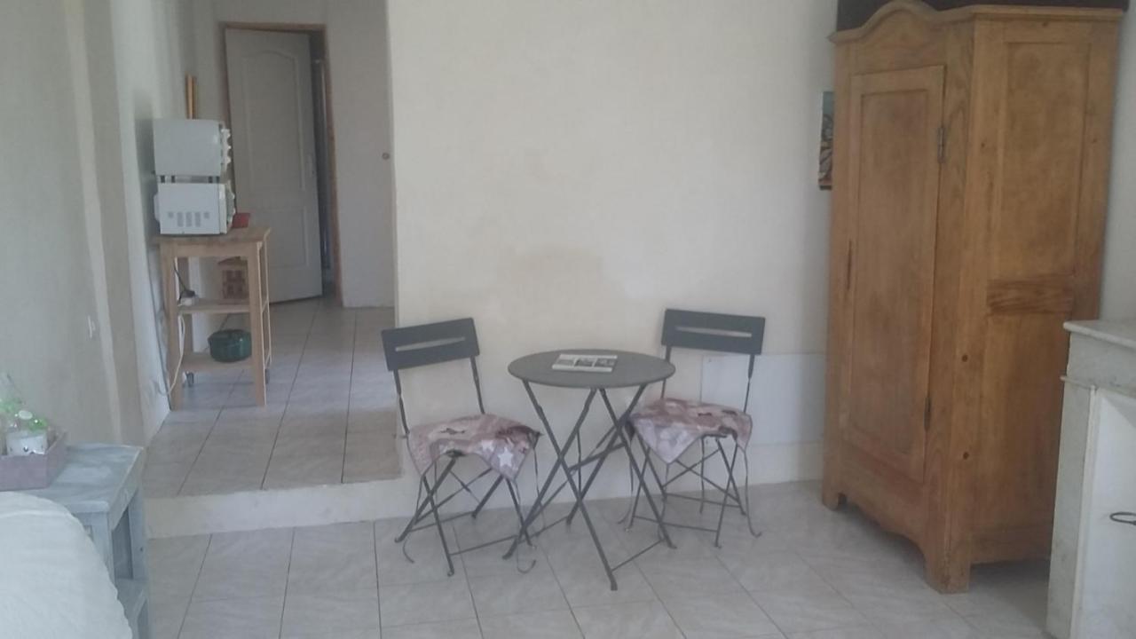 Dans Hameau Provencal Allauch