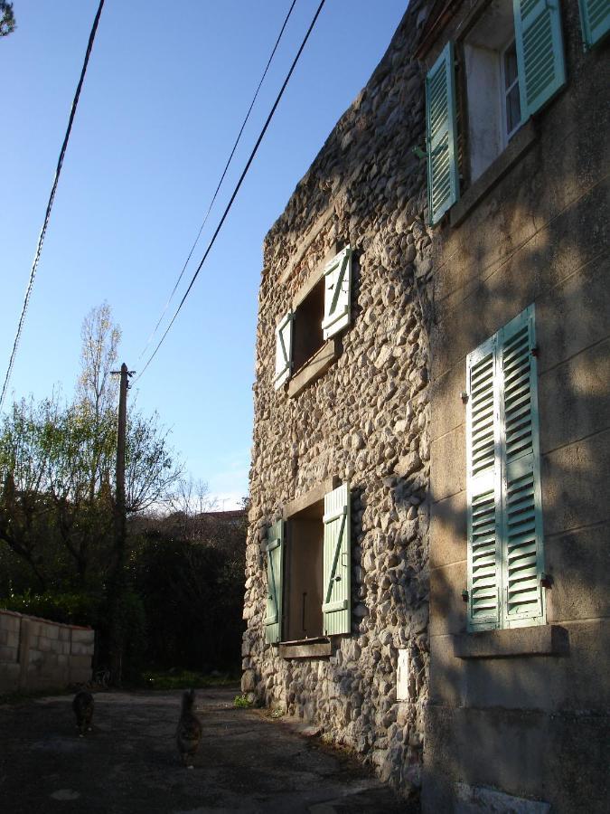 Dans Hameau Provencal Allauch
