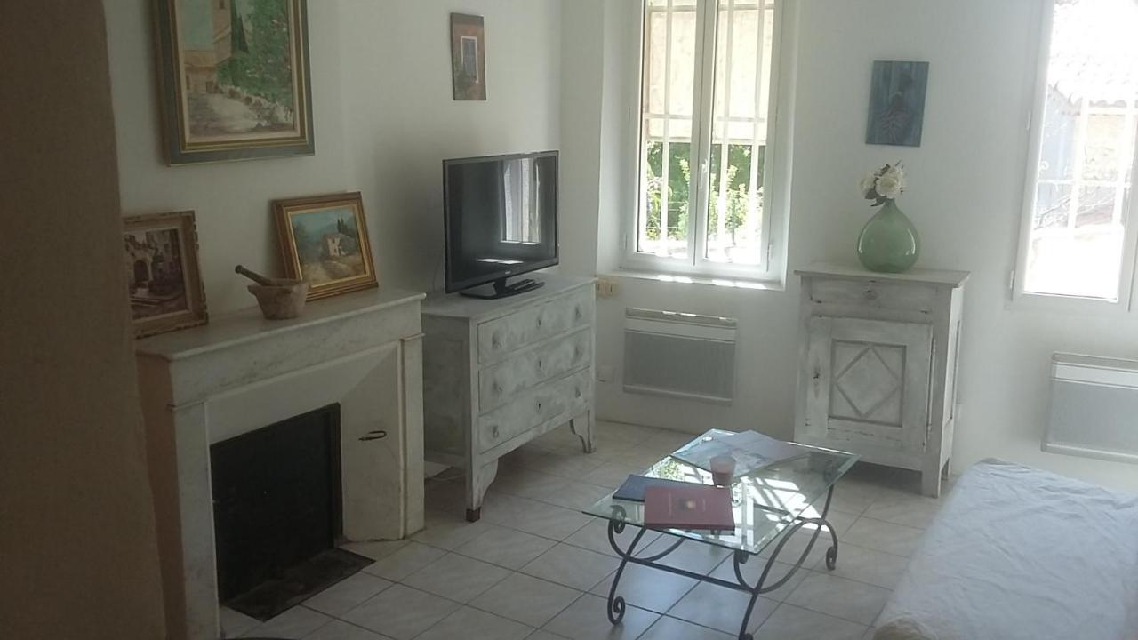 Dans Hameau Provencal